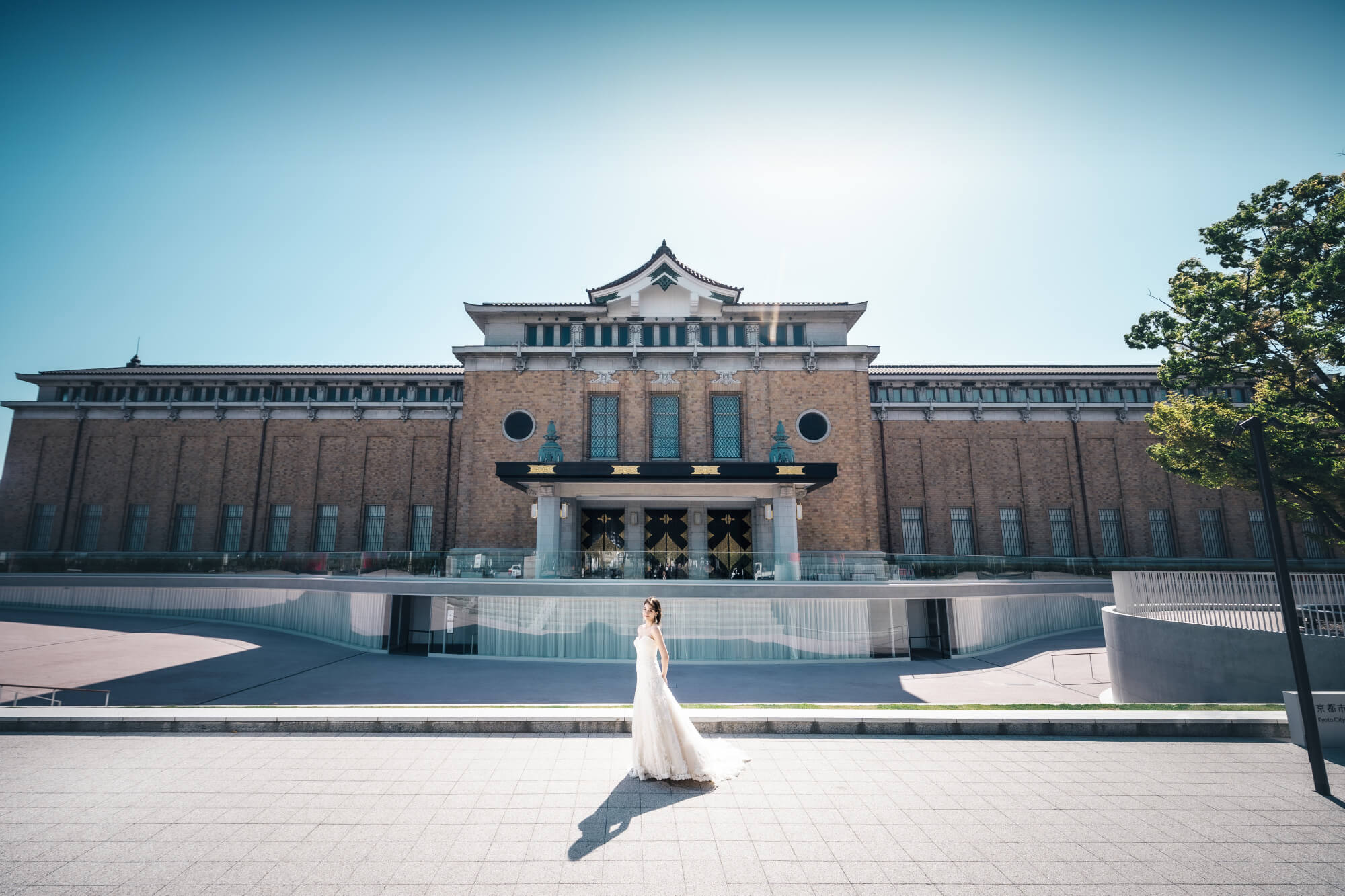 京都市京セラ美術館の京セラスクエアを背景にしたウェディングドレス姿の新婦